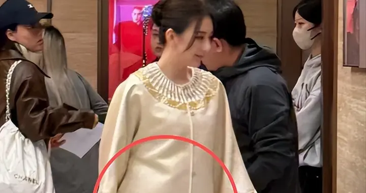 方媛上海购物被偶遇！生图个子矮小身形肥硕，溜肩驼背无名媛气质