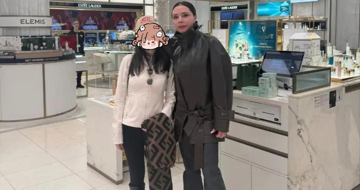 贝克汉姆老婆逛街被偶遇，喇叭裤里“踩高跷”显超高，让人不敢认