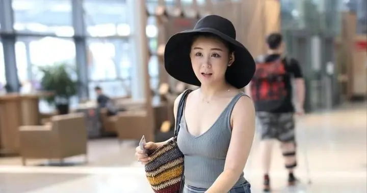 “李小萌”才是真正的肥而不腻，穿背心+阔腿裤，这肉感美没谁了