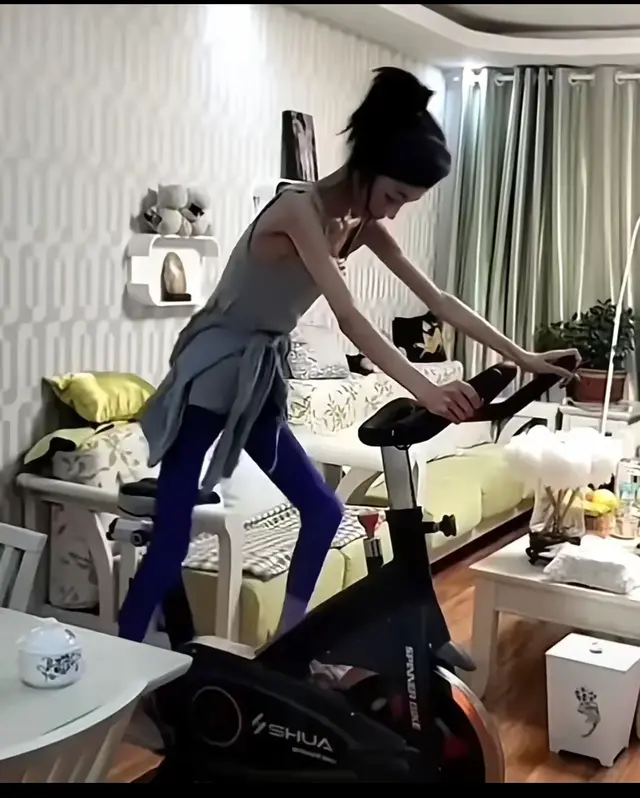 离谱，女子减肥4年，身材似骷髅，网友：我就是烘干了也没你瘦