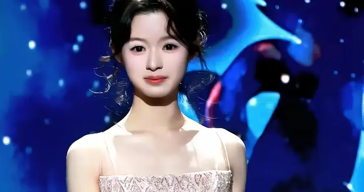 耳环风波后首现身，黄杨钿甜这操作，明摆着是怕了