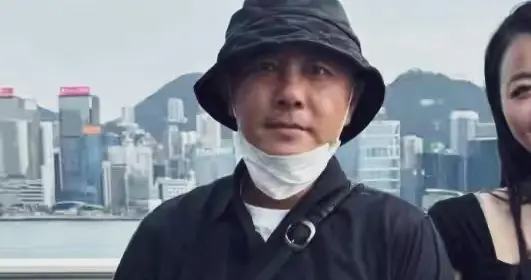 60岁张卫健香港街头潮爆出镜！身高成谜，穿搭却碾压一众小鲜肉！