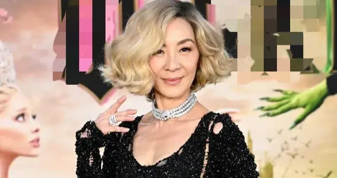 杨紫琼一点也不服老！穿黑色收腰长裙秀凹凸曲线，照样美得惊艳！