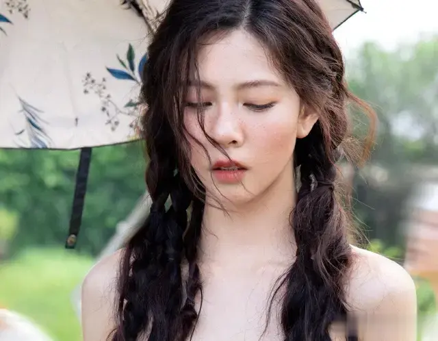 宋妍霏最新封面花絮图，穿抹胸衣露肚脐身材火辣，美得闪闪发光