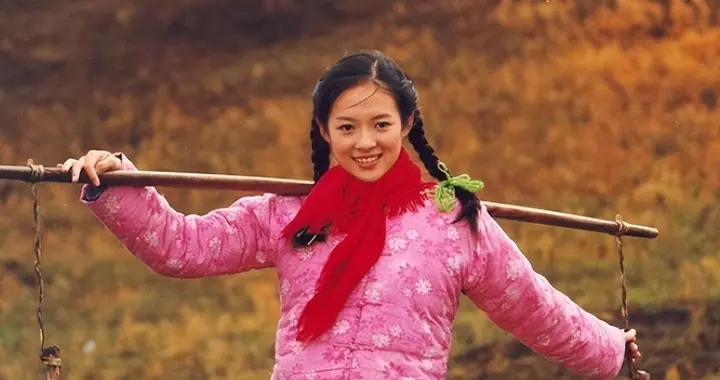 章子怡17岁照片 我呆呆看了好几秒 那张脸就是老天爷追着喂饭吃那种