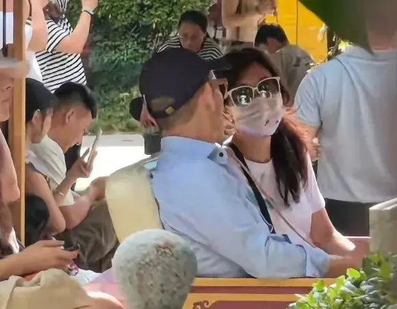 55岁莫文蔚带德国老公游西安，夫妻俩看着都年轻，互相耳语好恩爱
