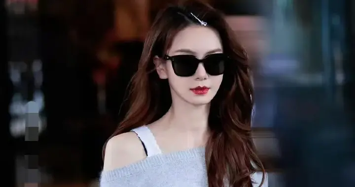 戚薇会穿是数一数二的！蕾丝肩带毛衣+阔腿裤，时髦又减龄！