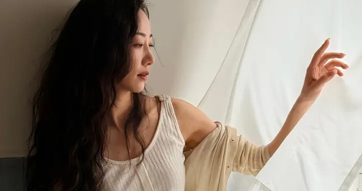 韩雪背心配白色裤子坐浴缸里拍照，文艺性感美丽！