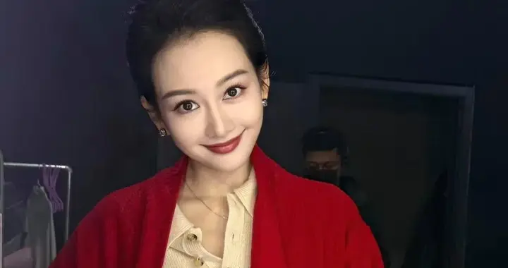 王鸥当妈后气质大变！穿红色大衣+针织衫+牛仔裤，时髦又高级！