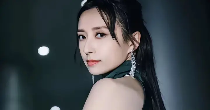 TVB视后担任台庆司仪，没剧拍仍感恩公司，拒回应曾志伟离巢传闻