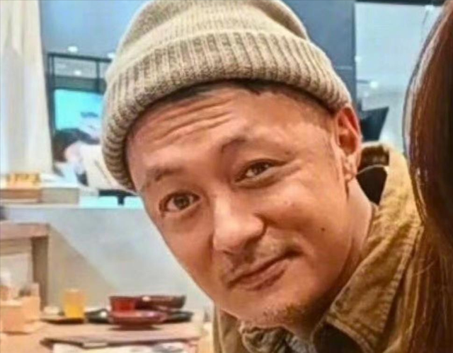 天呀！42岁余文乐近照曝光！苍老成老伯，大小眼严重！病情引担忧