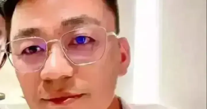 王宝强整容了?42岁戴金框眼镜撞脸汪小菲,为配学霸女友转型偶像