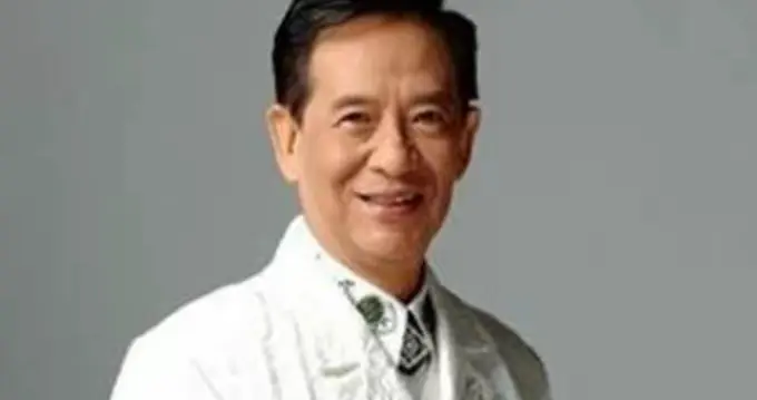 89岁香港“甘草王”潮流造型出席活动，干儿子早逝，一生未婚