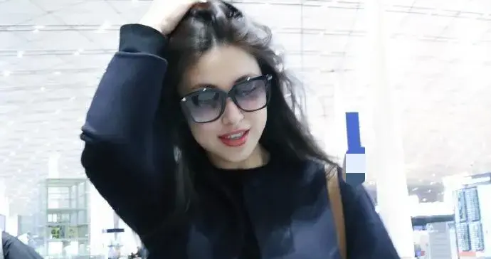 朱珠的气质真是出挑！穿黑色圆领大衣+牛仔裤，时髦又高级！