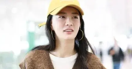 徐璐机场私服真会穿！白色长T+棕色马甲+豹纹裤，时髦洋气又减龄