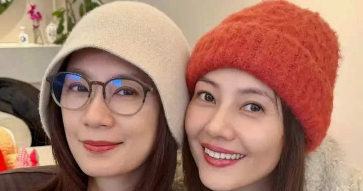 贾静雯和高圆圆合影，一个51岁，一个46岁，姐姐们的状态真的好