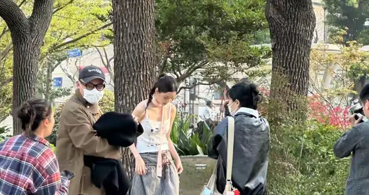 欧阳娜娜上海被偶遇，本人好瘦好美头小五官超绝，小狗也好可爱呀