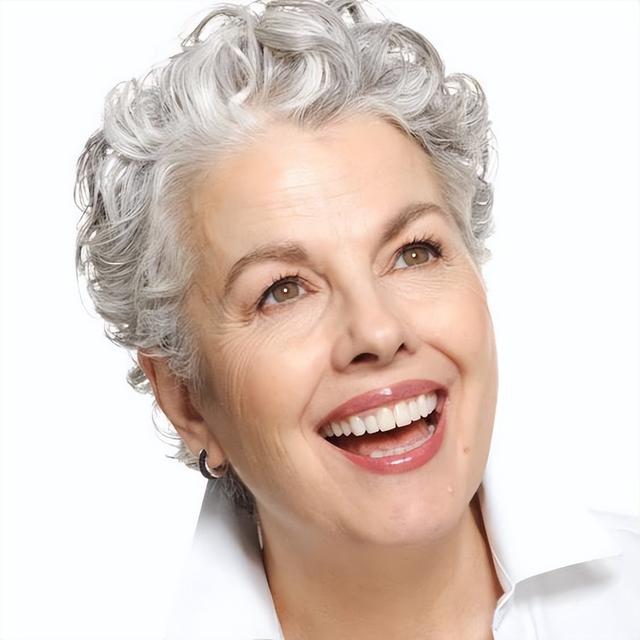 中老年女性别再烫小卷了，这些发型才是最好的选择，不老气显气质