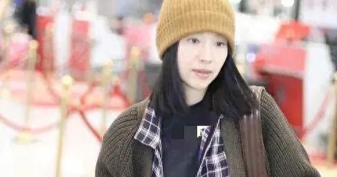 董洁的机场私服才叫时髦！针织外套+格纹衬衫+牛仔裤，减龄又高级