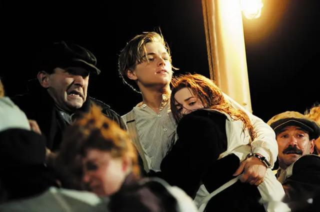 泰坦尼克号|《泰坦尼克号》重映，卡梅隆否认罗丝太肥说法：是杰克爬不上门板