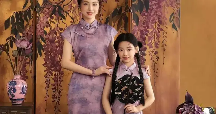 紫气迎年——董璇母女紫旗袍写真藏尽团圆意