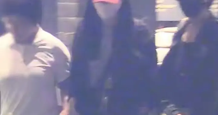 姚晨请朋友吃饭，吃完就走服务员追出门要钱，姚晨的反应亮了