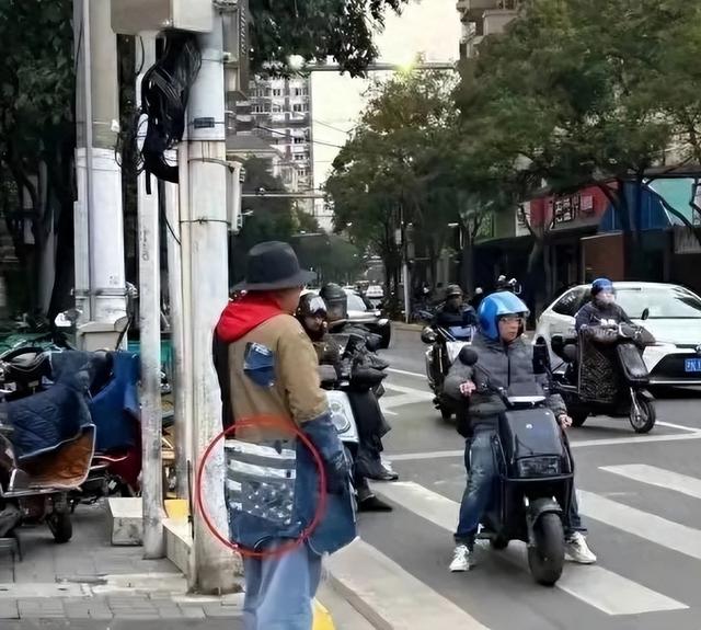 徐峥胖得样子大变！穿件带美国国旗的衣服逛上海，时尚也输老婆