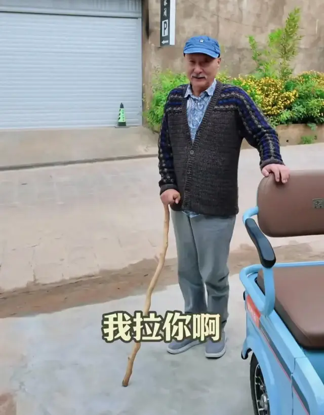 70岁陈佩斯拄拐杖现身，苍老许多，开电动三轮车，两次翻进水沟！
