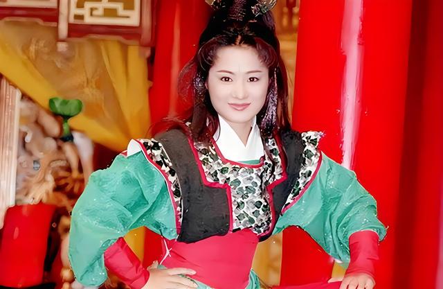 她13岁出道，当红时遭3名歹徒绑架，被劫财劫色，如今57岁仍未婚