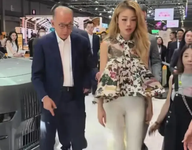 容祖儿亮相车展，杨受成贴身守护似跟班