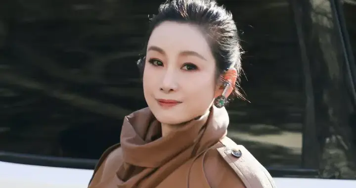 秦海璐的中年穿搭真高级！棕色皮大衣+长筒靴，简约又洋气！