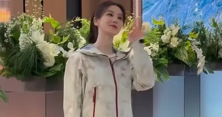 网友商场偶遇刘诗诗，穿平底鞋个子娇小，脸蛋也跟以前不一样了