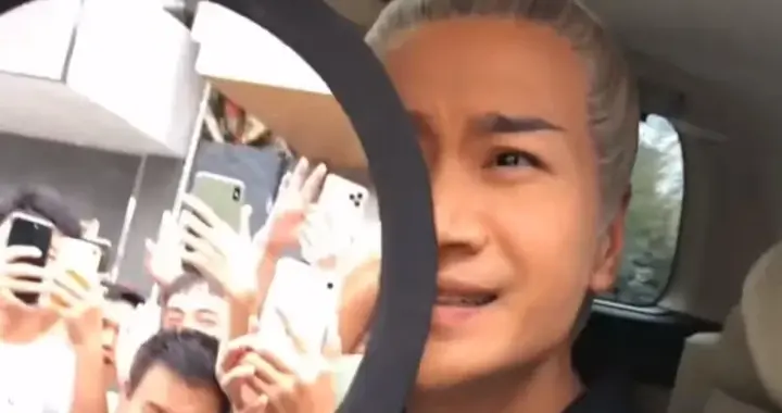 何晟铭遭遇私生饭代拍围堵，直接拿镜子挡脸，这一招是真高明