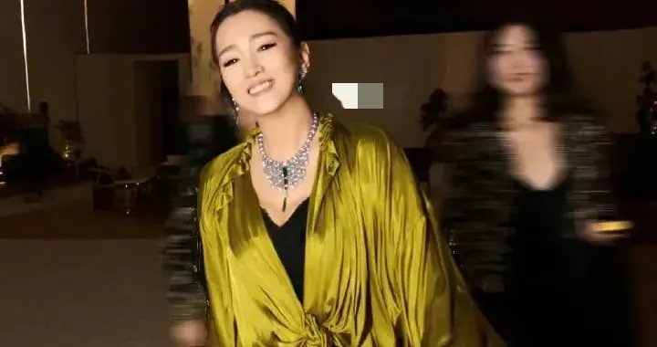 59岁巩俐科技美后状态大回春！穿丝绸上衣+丝绒长裙，贵气又高级