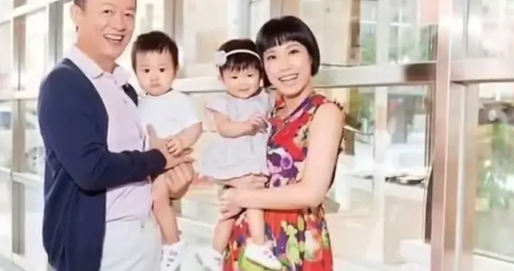 73岁金士杰接龙凤胎放学，被误认爷爷笑称“别当祖母就好”。