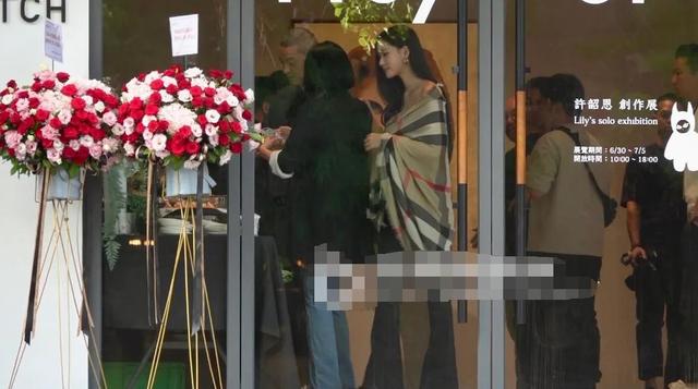 台媒曝大S妈妈出席外孙女画展，见熟人就哭，求他们好好照顾小S