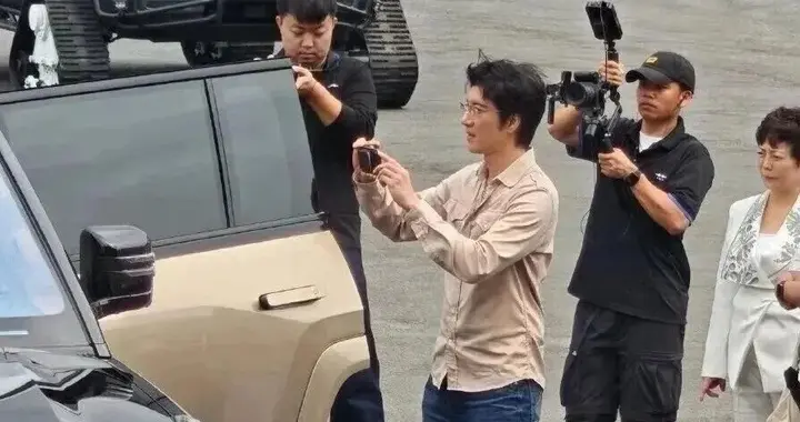 王力宏现身深圳比亚迪总部，女高管相伴，现场迷妹众多超热闹