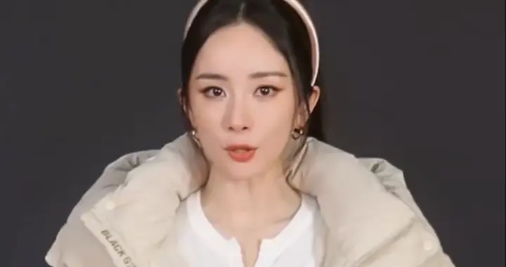 杨幂广告花絮，浅杏色羽绒服搭配白色长裙，好有淑女气质