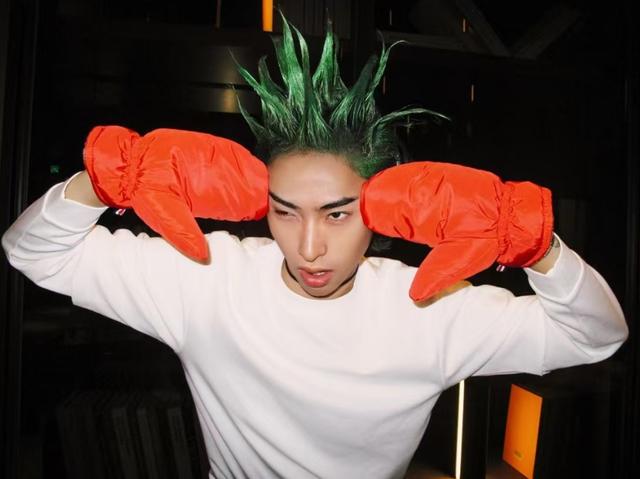 伊能静儿子近照好惊艳！哈利绿发男装帅炸屏，波浪卷女装超抢镜