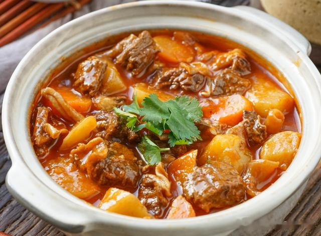 它是牛肉膻味的克星，炖肉时放一点，牛肉软烂鲜香，还不塞牙