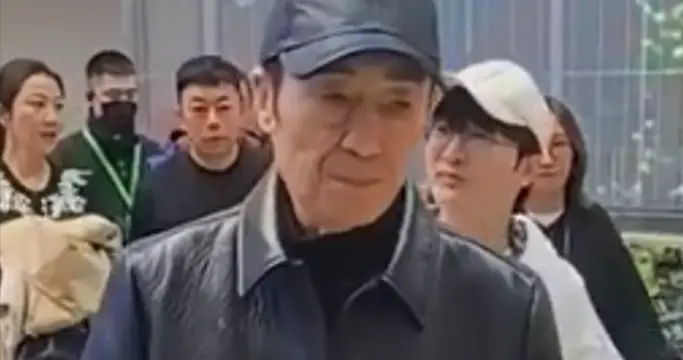 张艺谋周深线下被偶遇，一个穿厚底鞋装嫩，一个满脸笑像小学生
