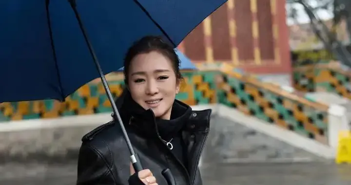 巩俐换风格后气质大变！穿黑色皮夹克+短裙+打底袜，时髦又洋气！