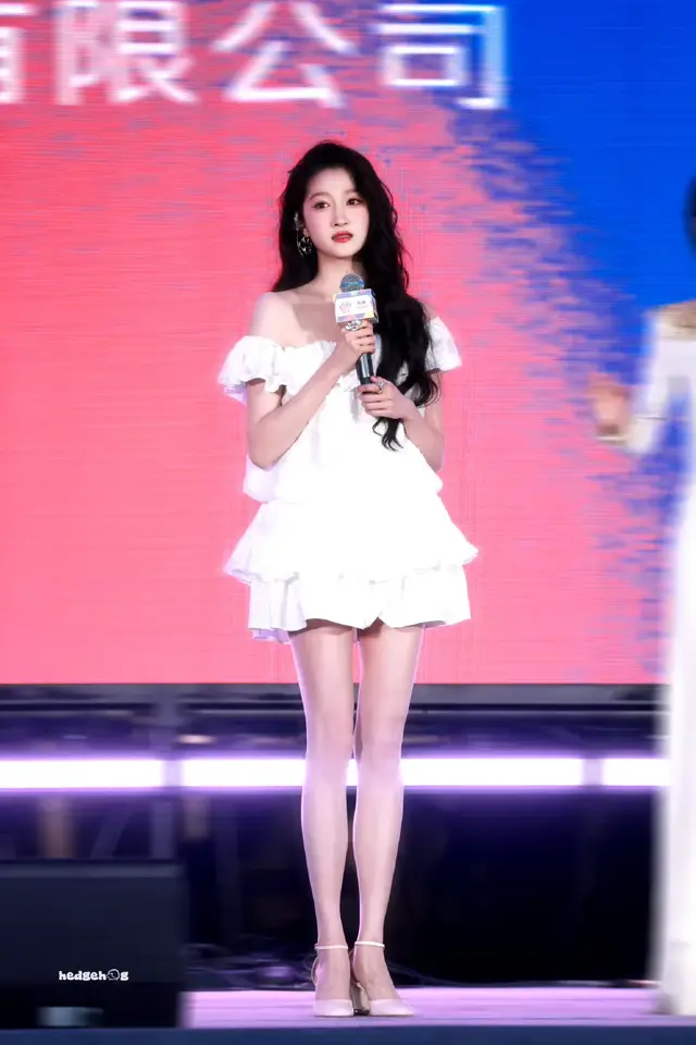 关晓彤 活动造型一字肩白裙