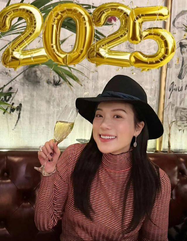 54岁张可颐近照曝光，皮肤白皙一点不显老，下巴变长变尖疑似整容