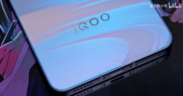 不搞機海戰術了？iQOO Neo11一杯即全部，屏幕、續航和周邊都拉滿