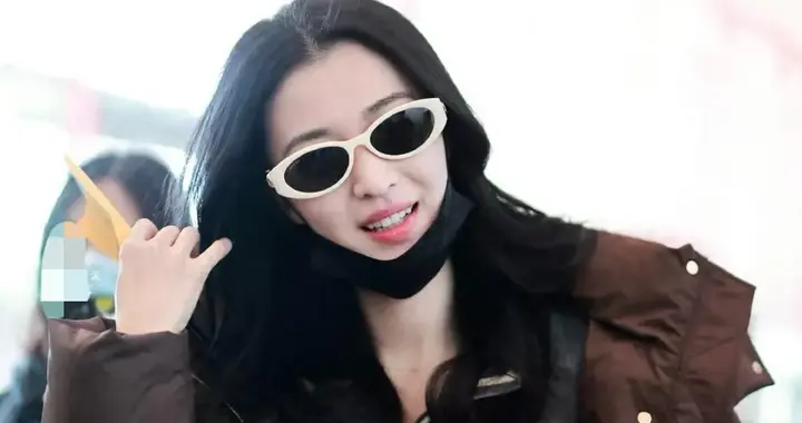 王楚然机场私服真会穿！棕色羽绒服+灰色直筒裤，休闲时髦又高级