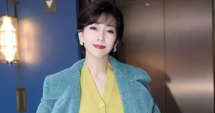 赵雅芝年过60依然时髦！穿蓝色大衣+v领针织衫+直筒裤 洋气又高级