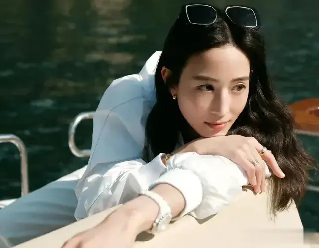 张钧甯晒游湖照，身穿白色套装惬意自在