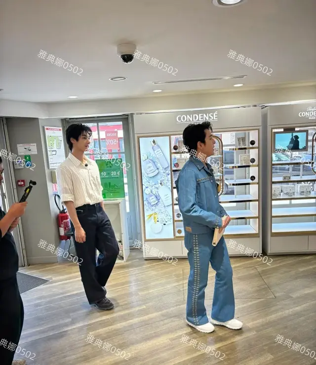 巴黎遇到李佳琦他哪有1米83身高水分好大，1米84的颜安比他高好多