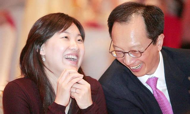 伏明霞|港媒曝伏明霞离婚，净身出户，大26岁老公梁锦松回应了